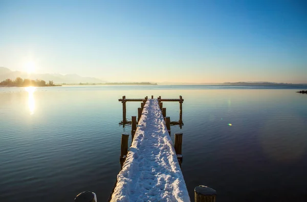 清澈的湖面上的白雪码头 — 图库照片