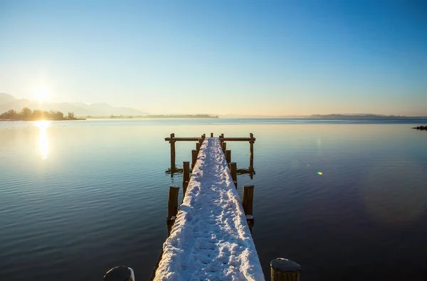 Snöig Brygga Över Stilla Lantlig Sjö — Stockfoto