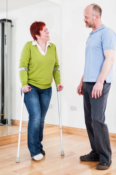 Vrouw Die Krukken Gebruikt Met Een Man Praat — Stockfoto