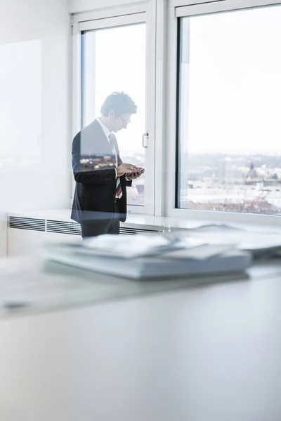 Affärsman Stående Kontoret Med Hjälp Smartphone — Stockfoto