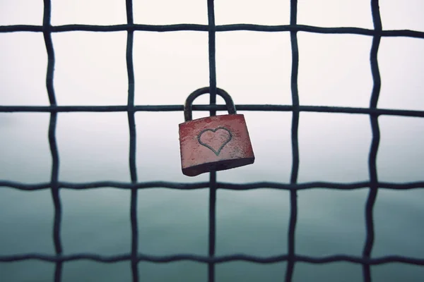 Candado Rojo Con Forma Corazón Unido Valla Alambre —  Fotos de Stock