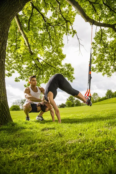 Entrenadores Personales Haciendo Entrenamiento Aire Libre Lugares Urbanos Munich Baviera — Foto de Stock