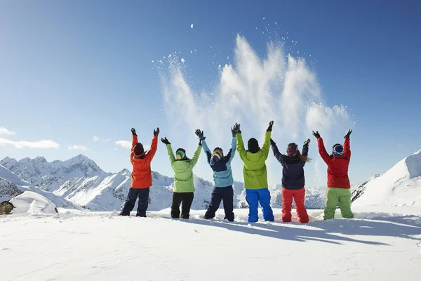 Amici Che Lanciano Neve Mezz Aria Kuhtai Austria — Foto Stock