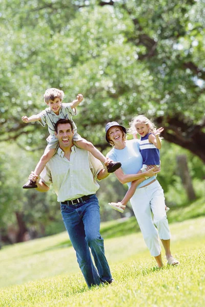 Aile Parkta Yürüyor — Stok fotoğraf