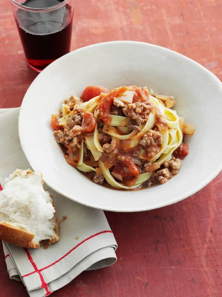 Schüssel Fettuccine Bolognese Mit Brot — Stockfoto