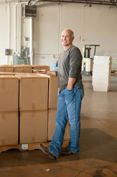 Retrato Trabalhador Armazém Masculino Por Caixas Papelão — Fotografia de Stock