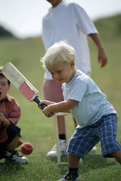 Kriket Oynayan Çocuklar Yaklaşın — Stok fotoğraf