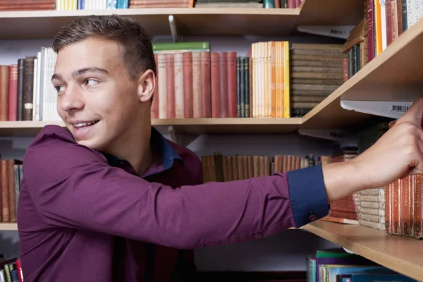 Student Zieht Bücher Aus Bücherregal — Stockfoto