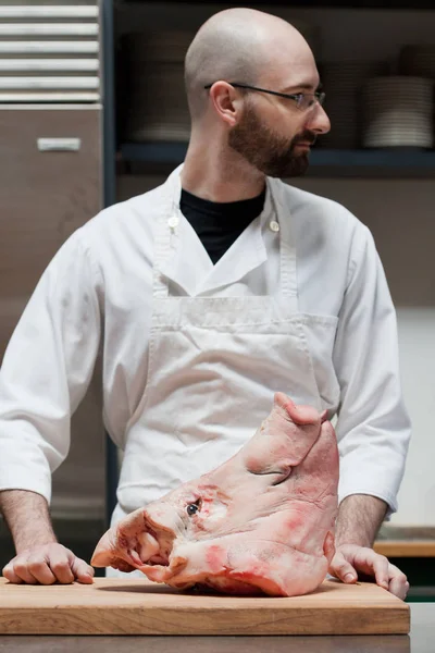 Preparazione Macellaio Con Testa Maiale — Foto Stock