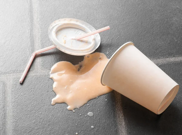 床にこぼれたミルクシェイク — ストック写真