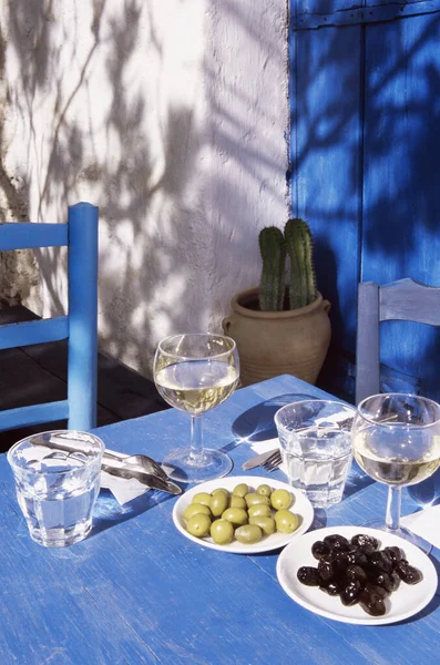 Olives Table — kuvapankkivalokuva