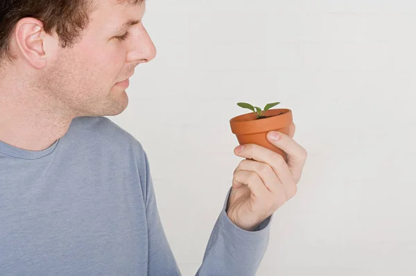 Homem Segurando Uma Pequena Planta — Fotografia de Stock