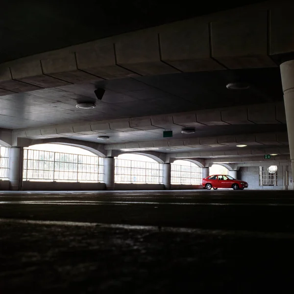 Κόκκινο Αυτοκίνητο Χώρο Στάθμευσης Αυτοκινήτων — Φωτογραφία Αρχείου