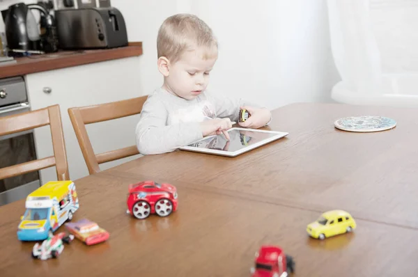 Pojke Som Använder Digitala Tabletter — Stockfoto