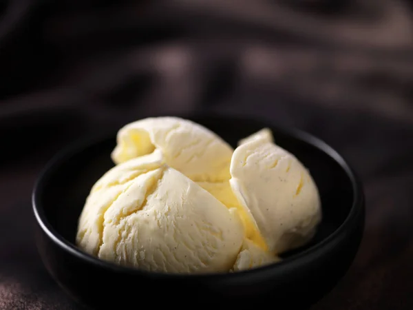 黑色陶瓷碗中的凝固奶油香草冰淇淋 — 图库照片