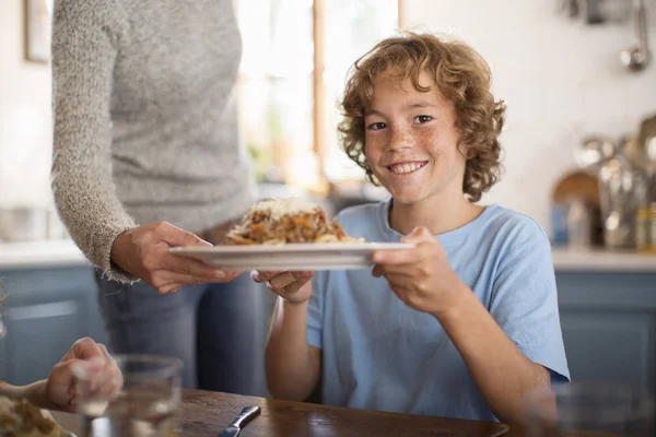 Mamă Care Servește Spaghete Copiilor Masă Fotografie de stoc