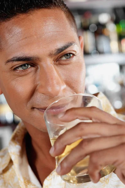 Drinkende Man Bar Stockfoto