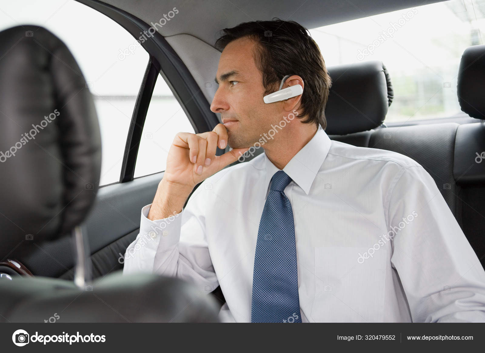 Man with online bluetooth earpiece