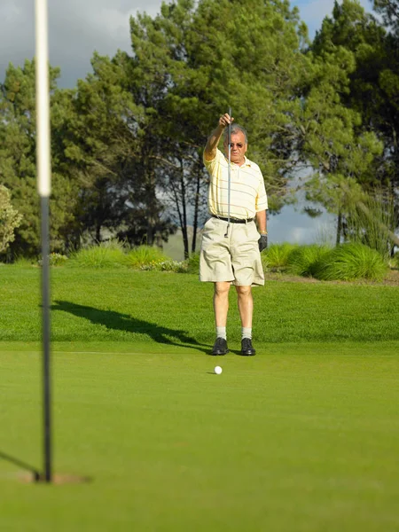 Starší Muž Hrát Golf — Stock fotografie