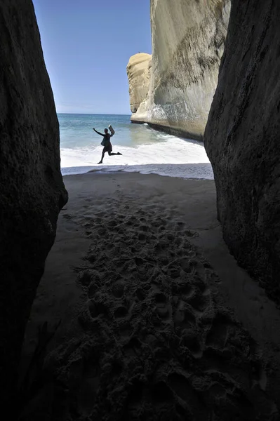 Vrouw Springen Het Strand Nieuw Zeeland — Stockfoto