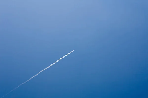 Ίχνη Ατμού Στον Γαλάζιο Ουρανό — Φωτογραφία Αρχείου