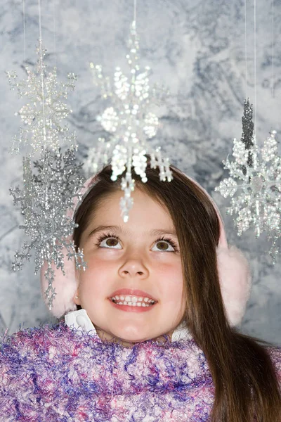 Симпатичная Девушка Смотрит Снежинки — стоковое фото