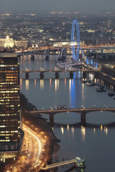 ロンドンの夜のテムズ川とロンドン アイの空中写真 — ストック写真