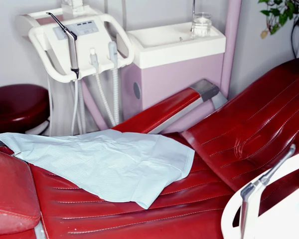 医院里的红色治疗沙发 — 图库照片