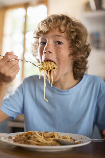 Tonårspojken Äter Spaghetti Vid Matbordet — Stockfoto