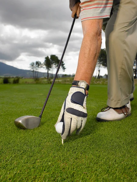 Muž Umísťující Golfový Míček Tee — Stock fotografie