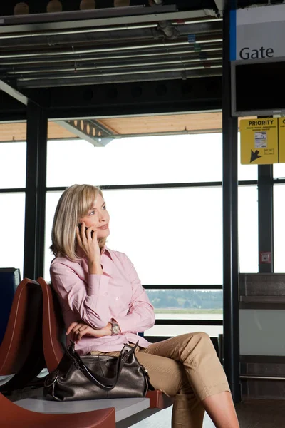 Mid Vuxen Kvinna Telefonen Flygplatsen Avgång Lounge — Stockfoto