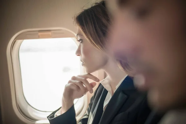 Kvinnlig Passagerare Som Tittar Genom Flygplansfönstret — Stockfoto