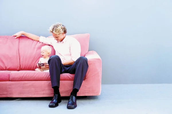 Baby Und Mann Auf Dem Sofa — Stockfoto