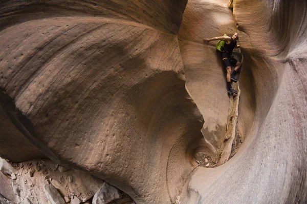 Caminhante Masculino Descendo Keyhole Canyon Zion National Park Utah Eua — Fotografia de Stock