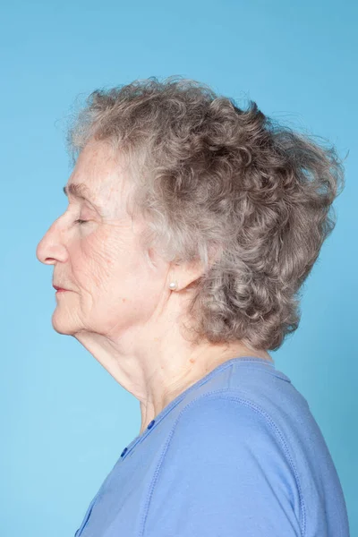 Senior Mulher Com Olhos Fechados Estúdio Tiro — Fotografia de Stock