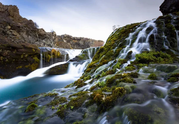 Kayaların Üzerinden Akan Suyun Bulanık Görüntüsü — Stok fotoğraf