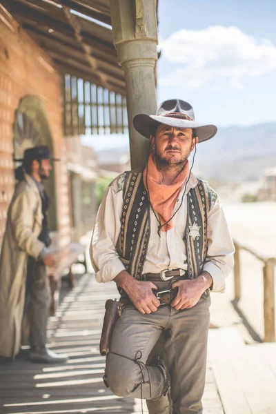 Retrato Vaquero Apoyado Contra Pilar Set Películas Del Salvaje Oeste — Foto de Stock