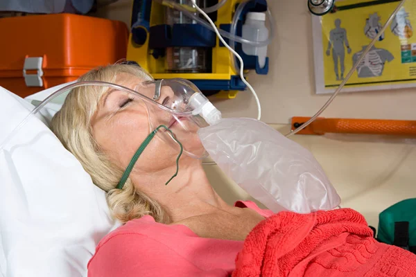 戴氧气面罩的女人 — 图库照片