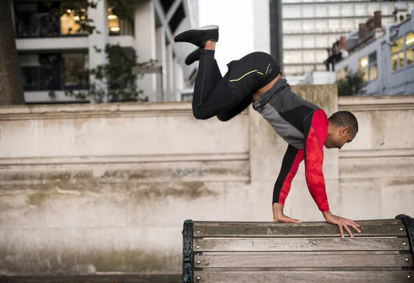 Молодой Человек Прыгнул Через Скамейку Парке Городе — стоковое фото