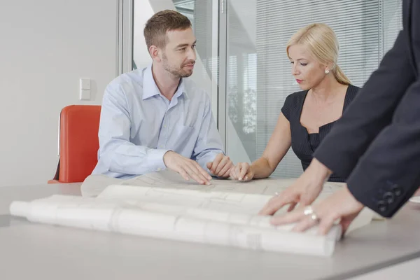 Colleagues Discussing Blueprints Office — Stock Photo, Image