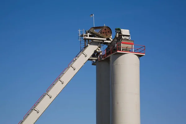 Storage tank and conveyor — 图库照片