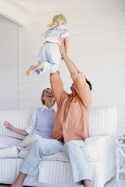 Padres jugando con su hija —  Fotos de Stock