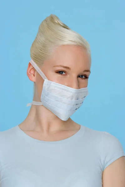 Ung Kvinna Bär Kirurgisk Mask — Stockfoto