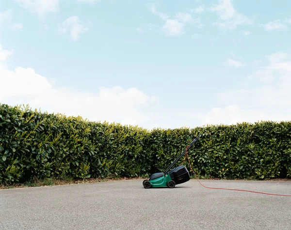 Beton Bir Bahçede Çim Biçme Makinesi — Stok fotoğraf