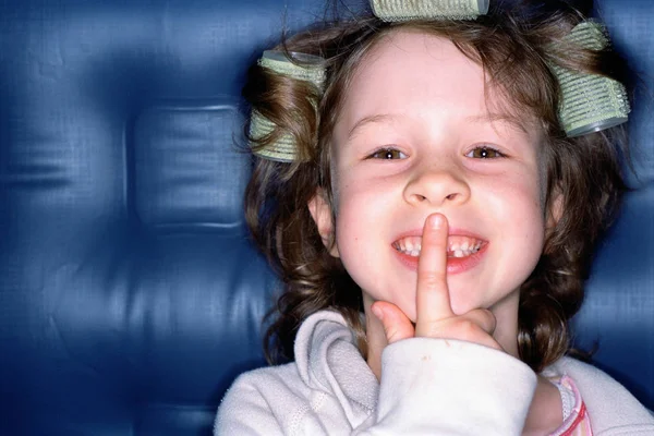 Lachend Meisje Met Vinger Lippen — Stockfoto