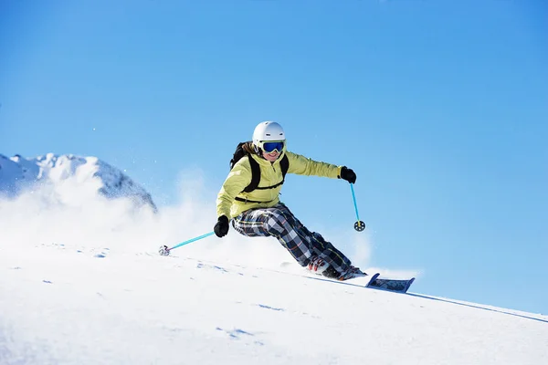 Frauen Beim Skifahren Berghang — Stockfoto