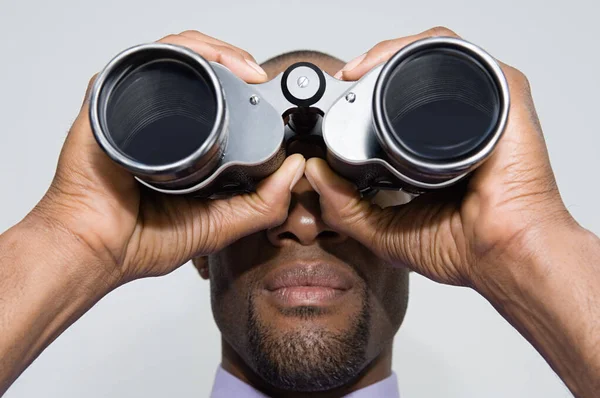 Hombre Mirando Través Binoculares —  Fotos de Stock