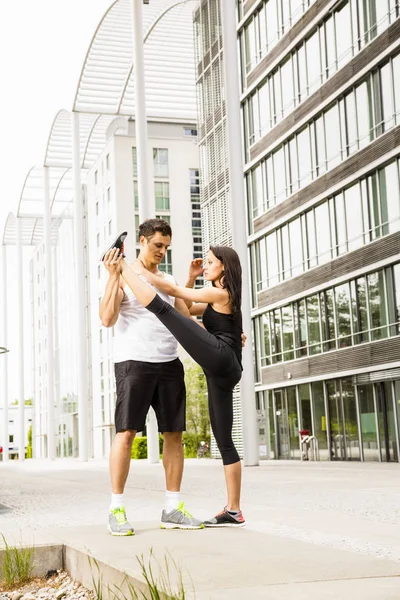 Entrenadores Personales Haciendo Entrenamiento Aire Libre Lugares Urbanos Munich Baviera — Foto de Stock