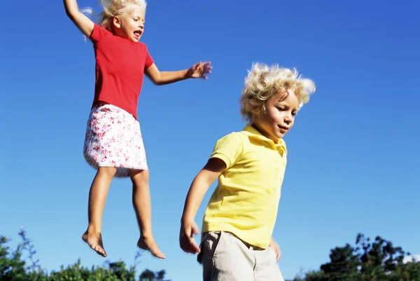 Dos Niños Saltando Aire Libre —  Fotos de Stock