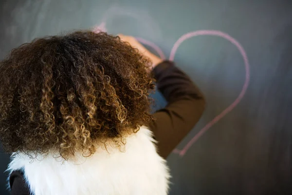 Chica Dibujo Corazón Pizarra —  Fotos de Stock